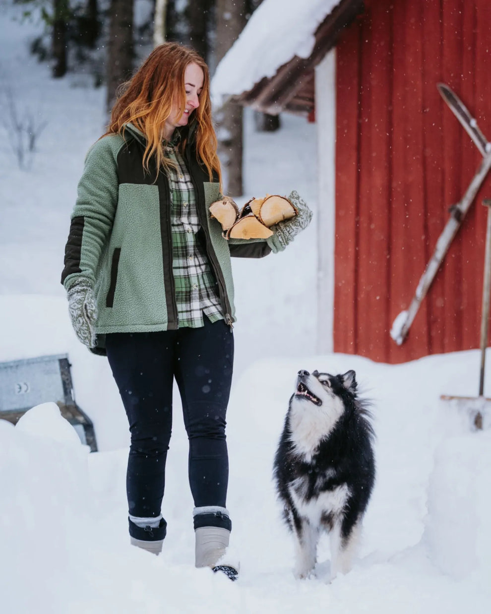 Grönvit flanellskjorta för dam i snöig naturmiljö