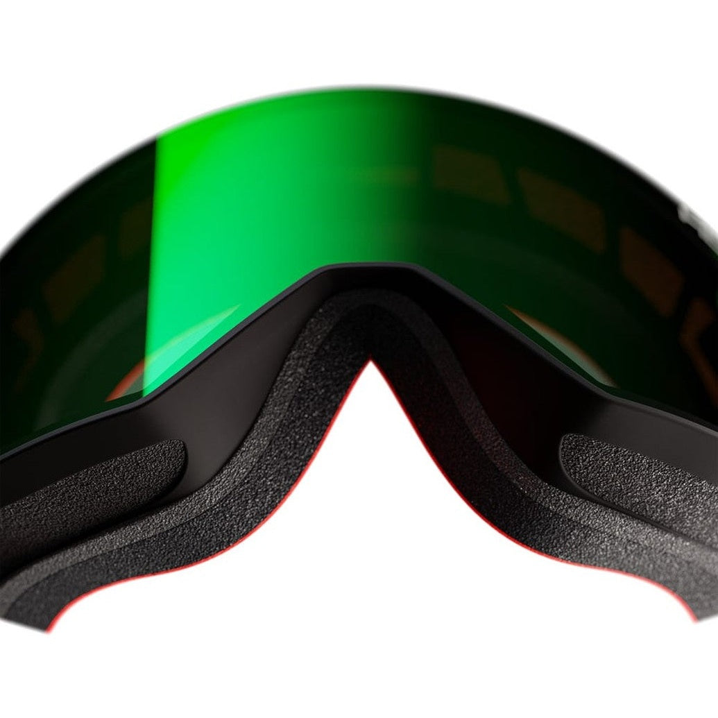Närbild på näsdel av svarta Atomic Four Pro L HD skidglasögon med texturerat foam och grön glasa
