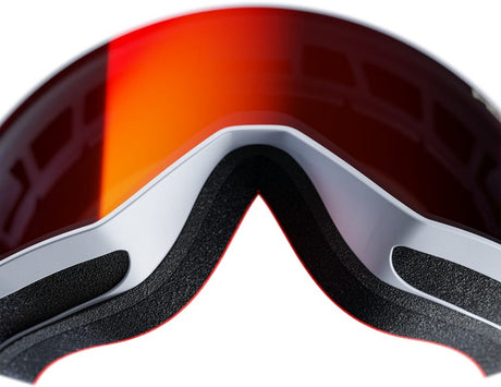 Närbild på Atomic Four Pro L HD ljusgrå skidglasögon med orange-röd lins och röd detalj